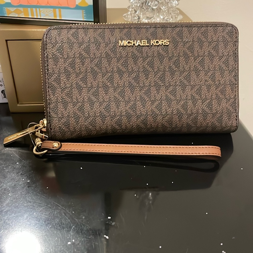 Never Used MICHAEL Michael Kors Logo Jet Set Flat Multifunction Phone Case